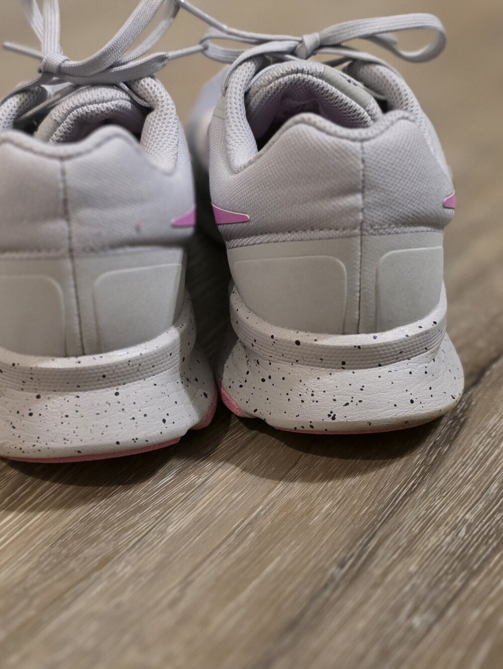 Nike Women's Light Gray Runs% with Pink Swoosh Size 8.5 - Picture 4 of 4